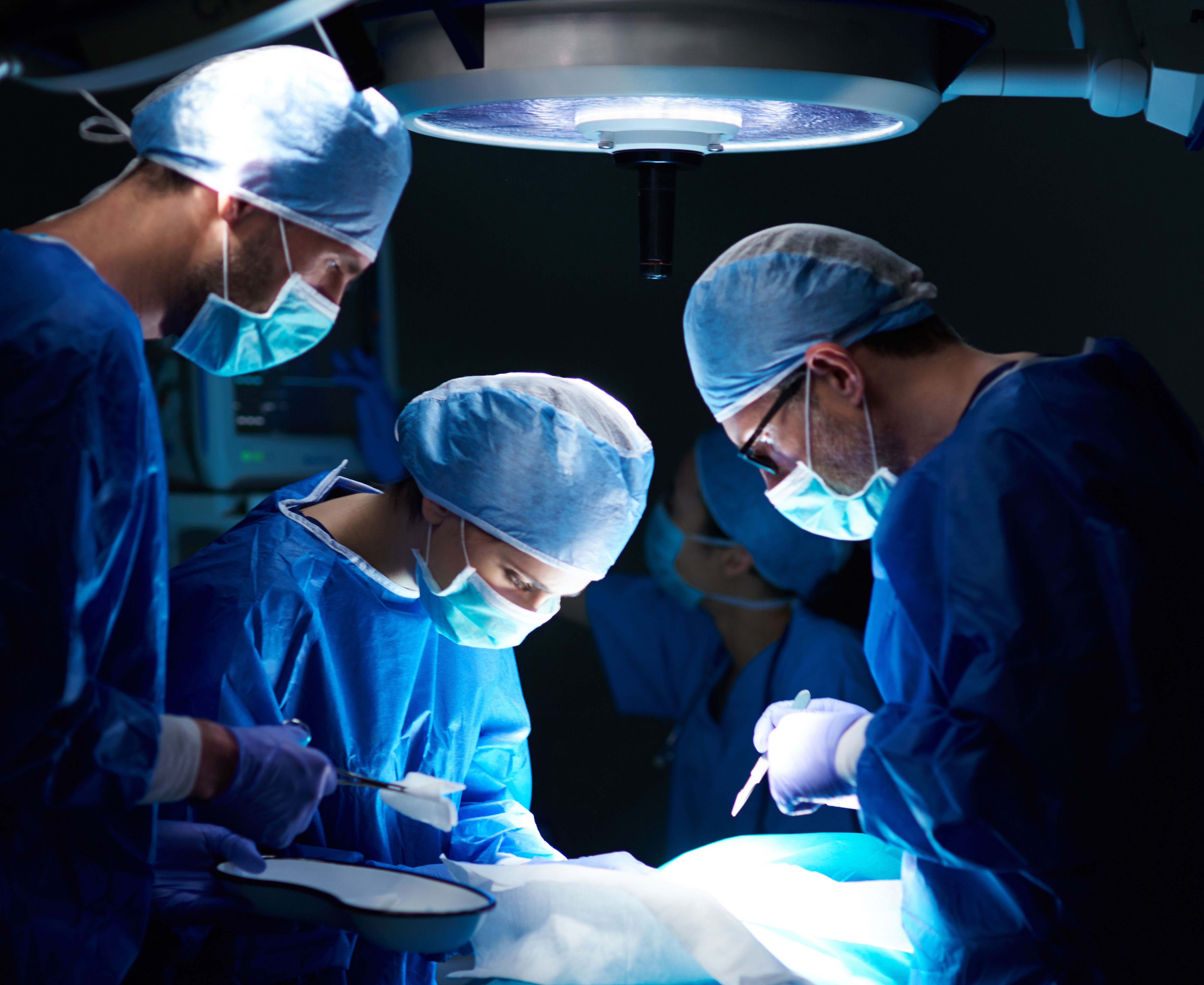 Chirurgie du menton : Qui subit une intervention chirurgicale pour l’implant du menton et des pommettes ?