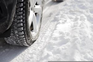 Peut-on rouler avec des pneus neige en été ?